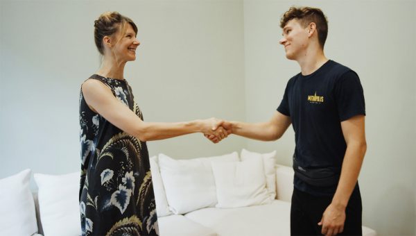 Satisfied NYC moving customer shaking hands with a mover 3